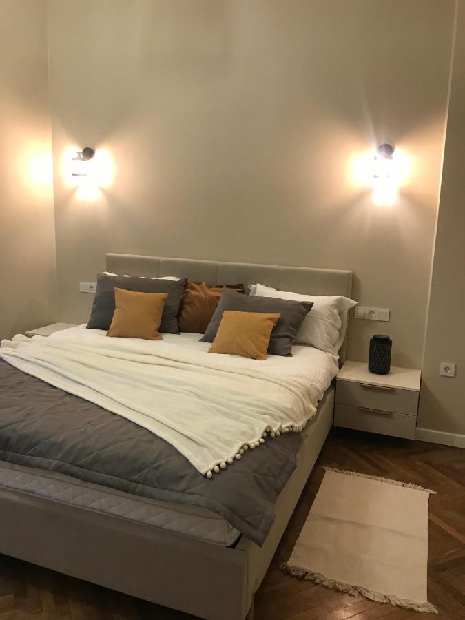 на вул кобилянської з балконом Apartment Chernivtsi