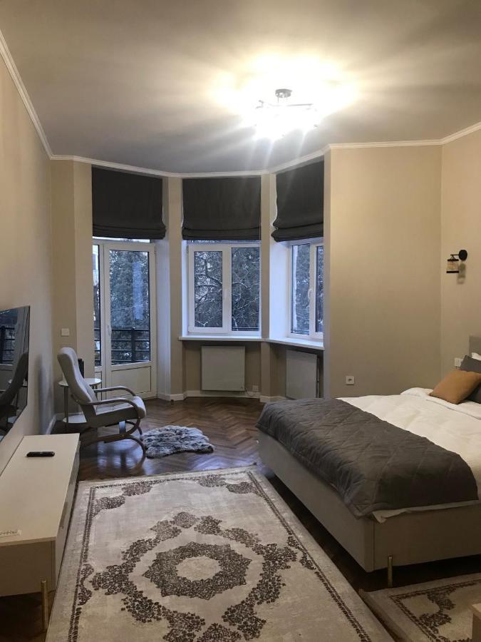 на вул кобилянської з балконом Apartment Chernivtsi